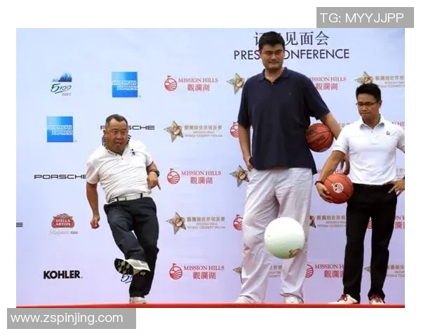 姚明与足球明星同框合影展现体育巨星风采与友谊的精彩瞬间